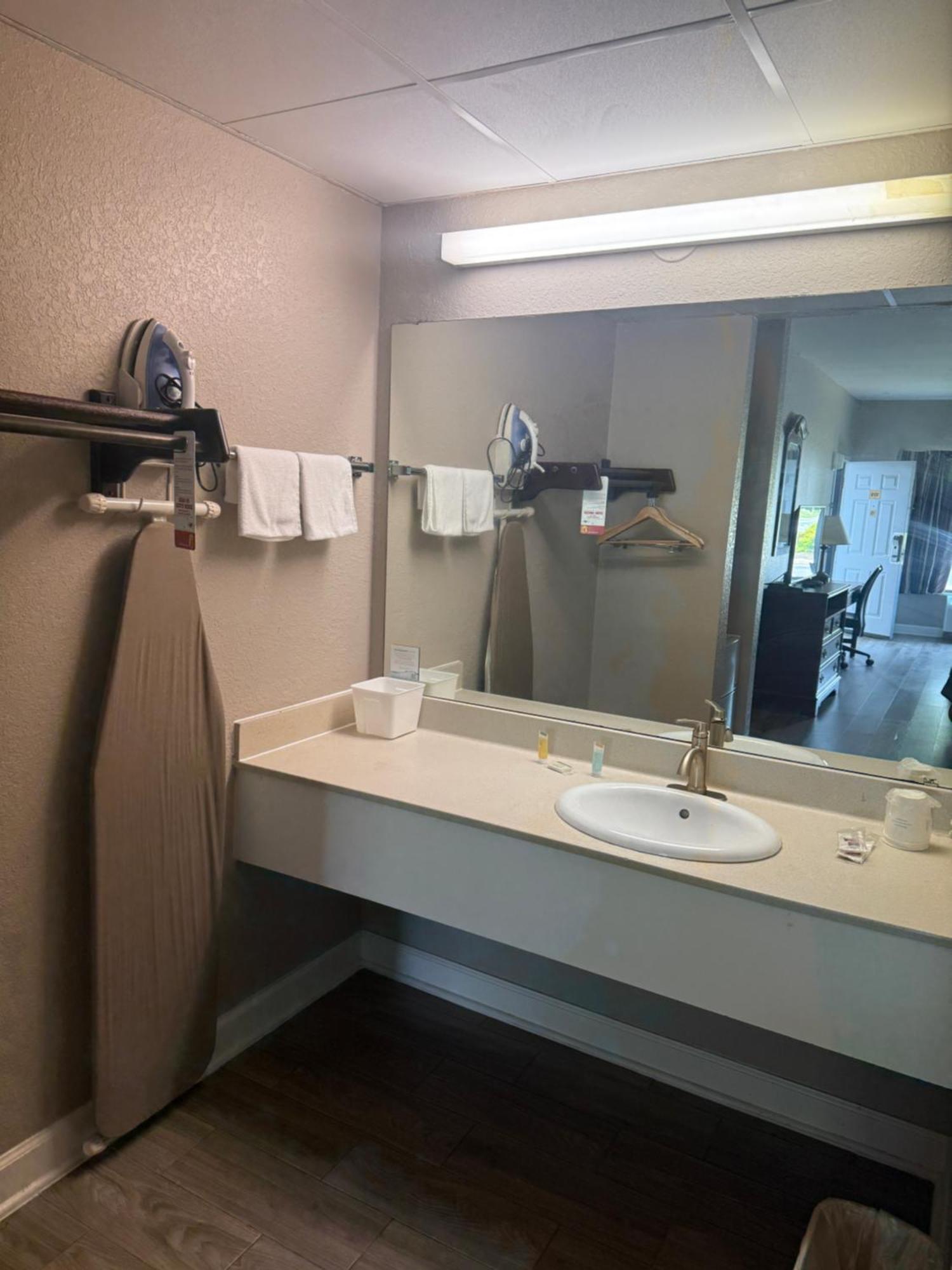 Super 8 By Wyndham Petersburg Motel Dış mekan fotoğraf